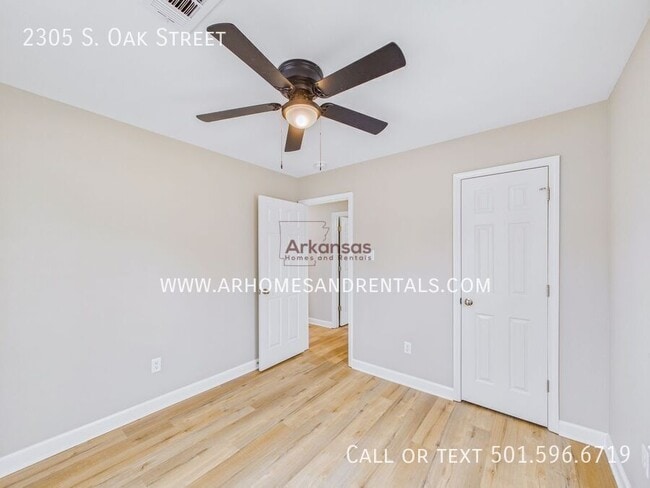 Building Photo - 2305 S Oak St