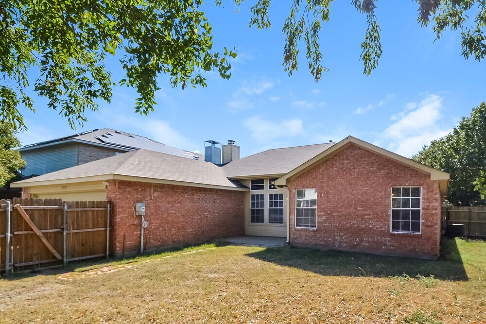 Building Photo - 2310 Summit Dr
