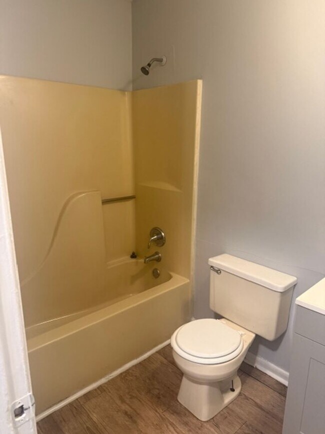 Building Photo - Three Bedroom Apartment in Norfolk