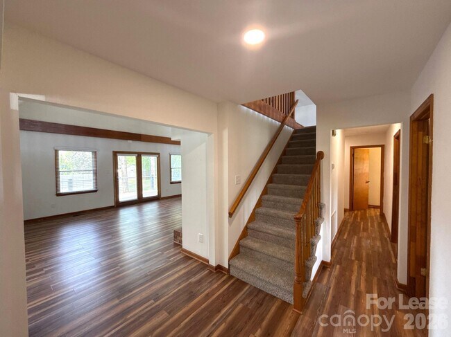 Building Photo - 110 Aqua Dr