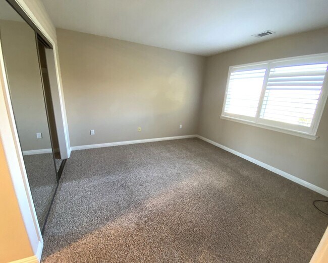 Building Photo - Foxenwood Garden Villa home 2 bedroom + a office