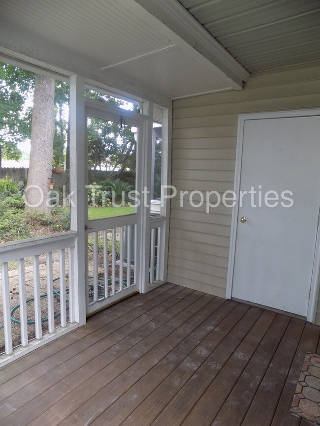 Building Photo - Lakeside James Island Townhouse