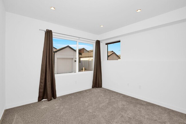 Building Photo - Contemporary 3 Bedroom 3 Bath with Attached Garage in Beacon Hill