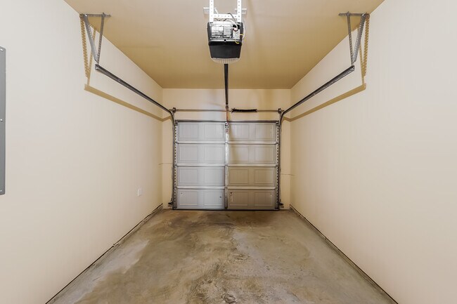 Building Photo - 6048 Rainbow Row