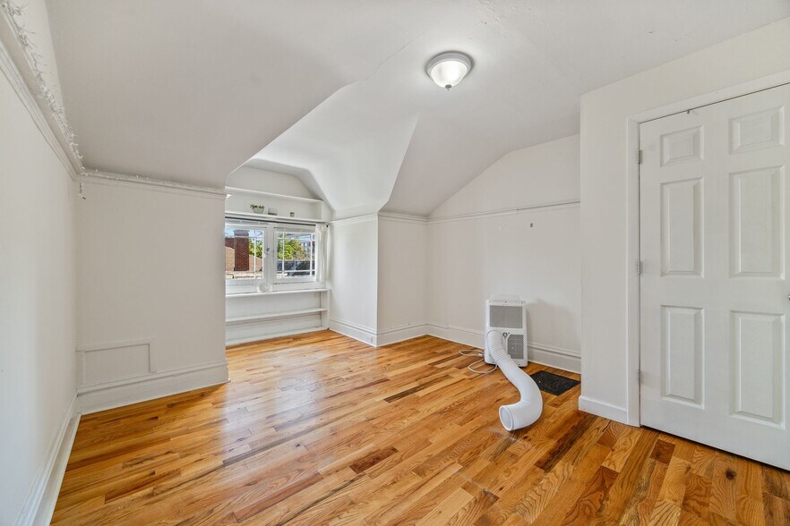 Building Photo - 627 Library Pl