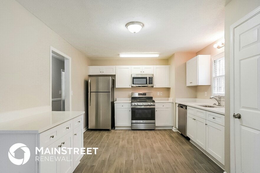 Building Photo - 2440 Hillboro Cir S W