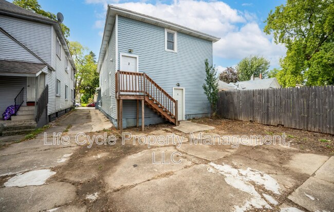 Building Photo - 1044 Muskegon Ave NW
