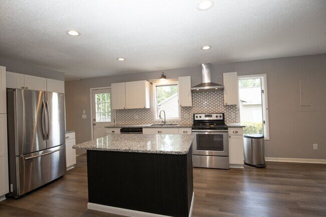 Building Photo - "Charming 3-Bedroom Retreat with Granite Touches and Cozy Fireplace on Winchester Rd!"