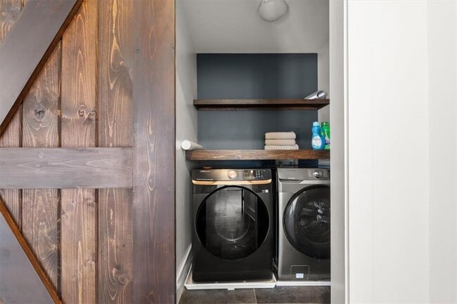 Building Photo - 425 Mikasa Dr