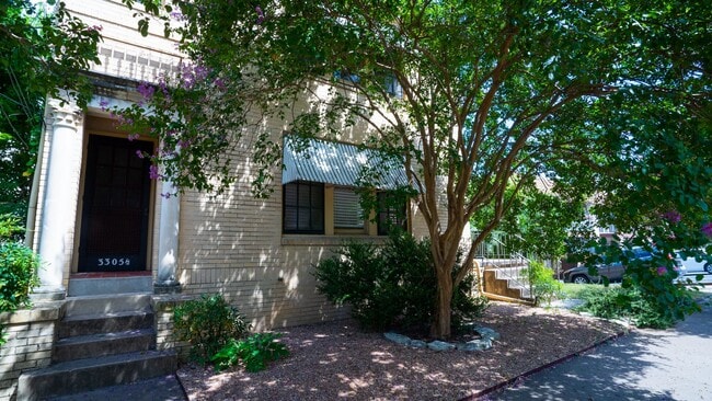 Building Photo - J19(A-B)