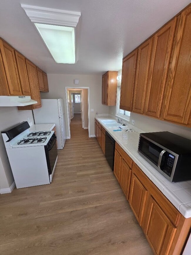Building Photo - TURNKEY-RENT READY SPACIOUS 2BD/2BA HOME, 2-CAR GARAGE WITH AN AUTOMATIC ROLL-UP DOOR, LARGE COVE...