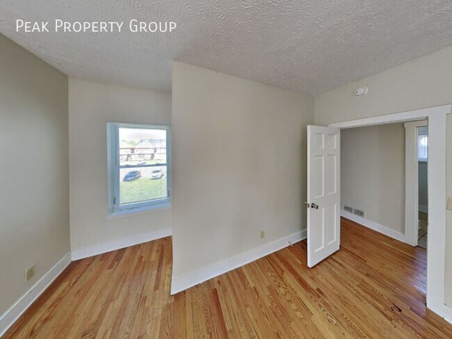 Building Photo - 1371 Summit St