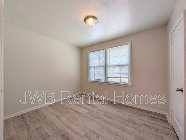 Building Photo - 646 Stanwick Rd