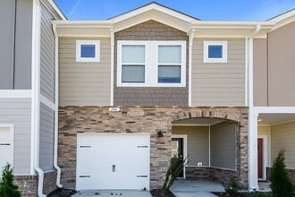 Building Photo - 206 Brook Farm Ln