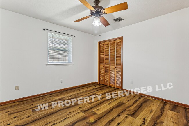 Building Photo - 2444 Somerset Dr