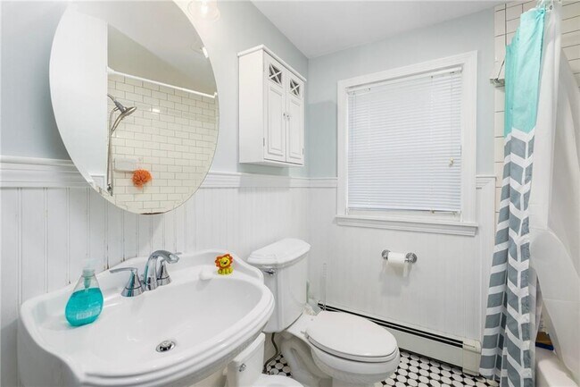 Building Photo - 61 School St