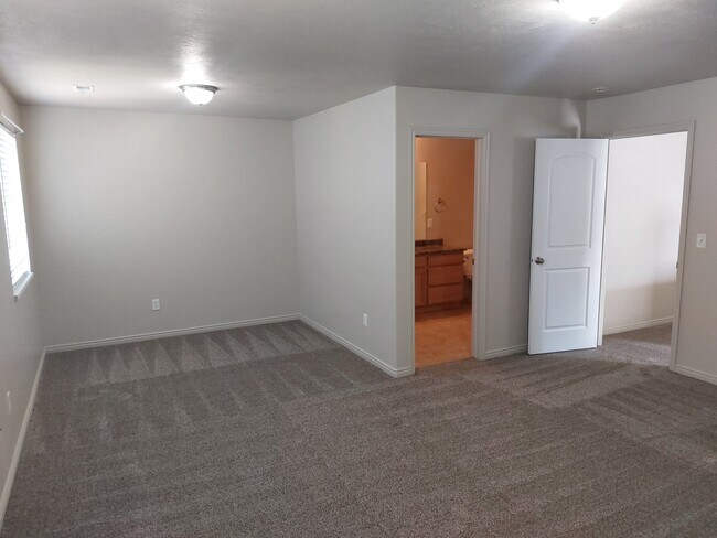 Building Photo - 2632 S 8800 W