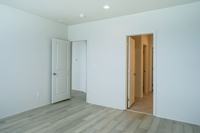Building Photo - Charming and Exceptionally Clean, 3 Bedroom