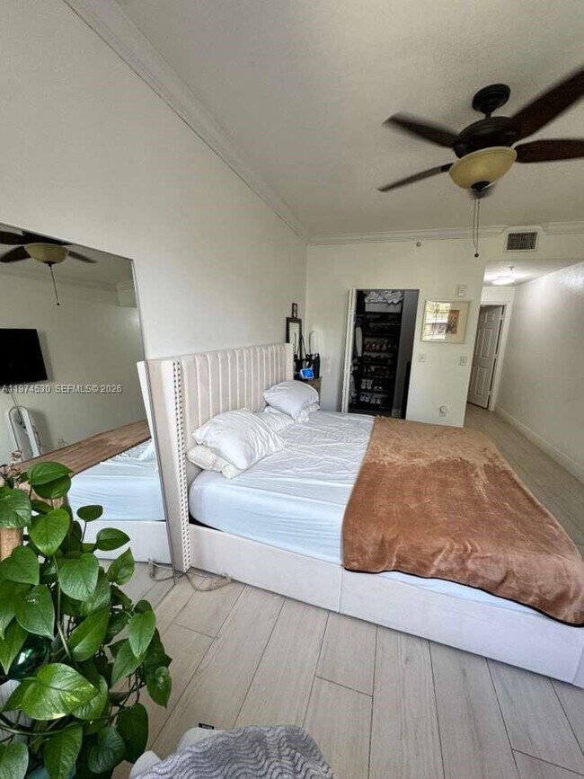 Building Photo - 533 NE 3rd Ave