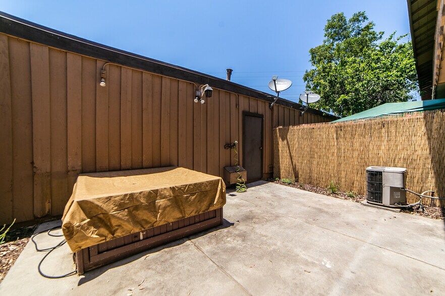 Building Photo - 9743 Reseda Blvd #3