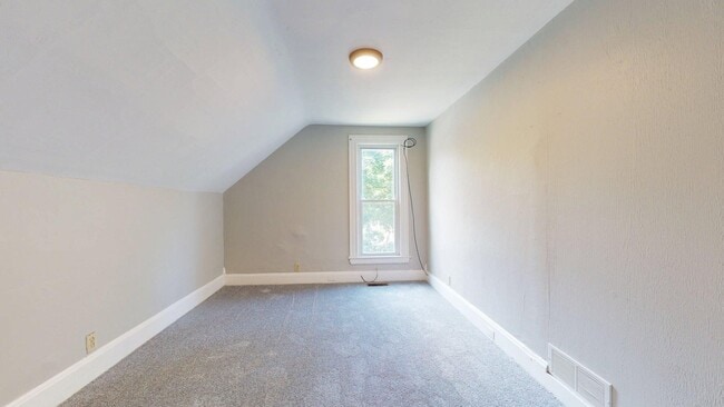 Building Photo - Madison/W.95th neighborhood : 3 bedroom/1 bath single family house available NOW.