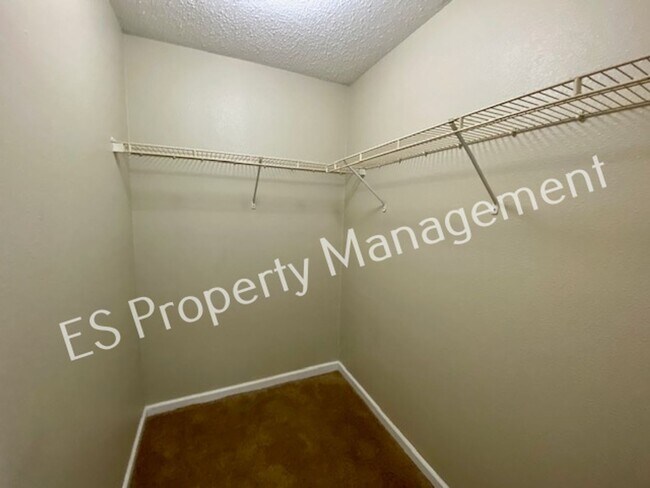 Building Photo - Stunning 3 Bedroom 2 Bath Home in Franklin Township!