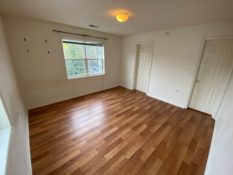 Building Photo - Room in Condo on Pardue Woods Pl