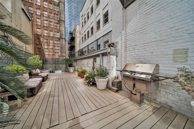 Building Photo - 705 Main St