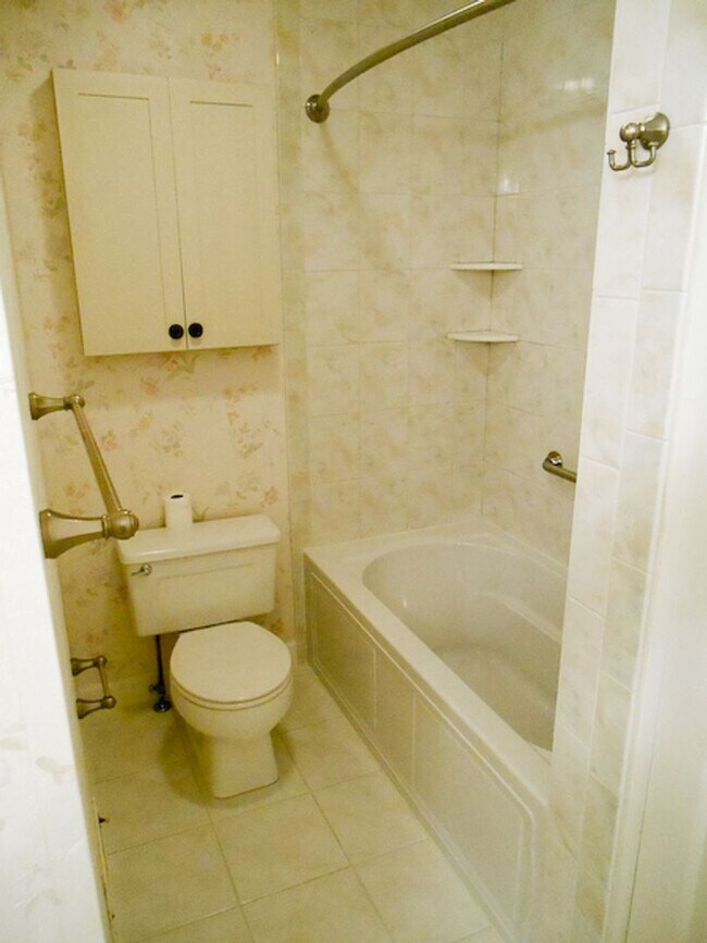 Building Photo - Single Family Townhome, 2 bedrooms, 3 full...