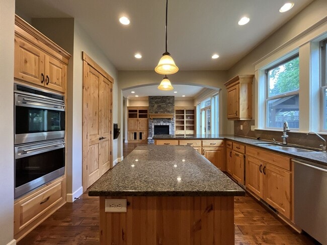 Building Photo - Luxury 5 Bedroom Home with Soaking Tub, Chef’s Kitchen & Expansive Primary Suite
