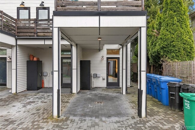 Building Photo - 6515 Ellis Ave S