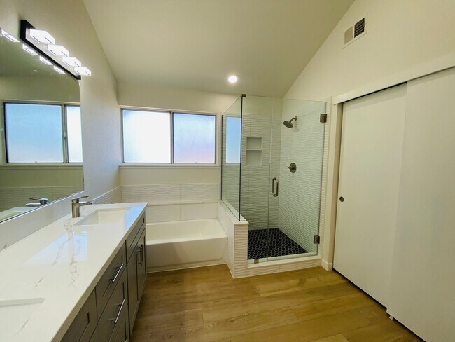 Building Photo - Classic Beauty