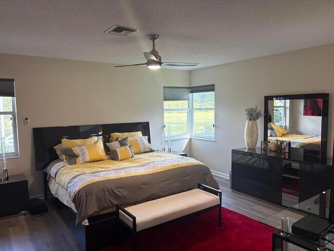 Building Photo - 7275 Summer Tree Dr