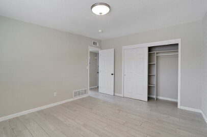 Building Photo - 2 bedroom, 1 bathroom single-story duplex