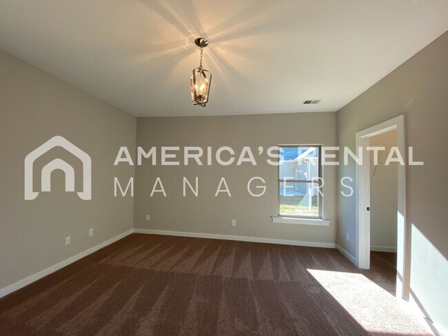 Building Photo - 215 White Oak Cir