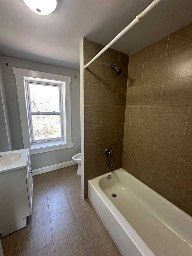 Building Photo - 2 Bed, 1 Bath Rowhome Available