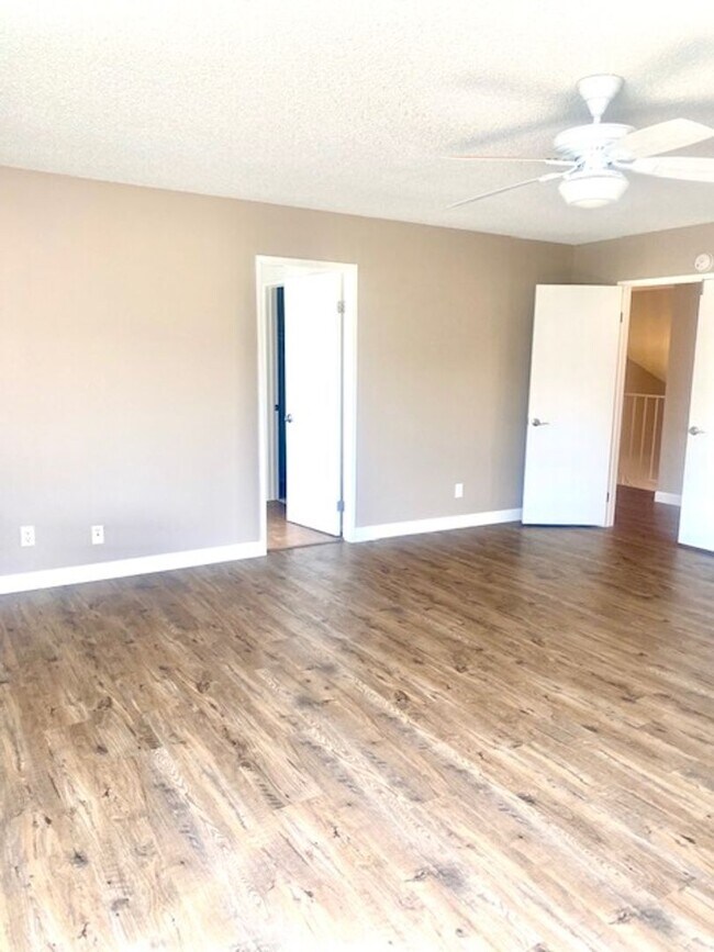 Building Photo - Spacious home/townhome in wonderful neighb...