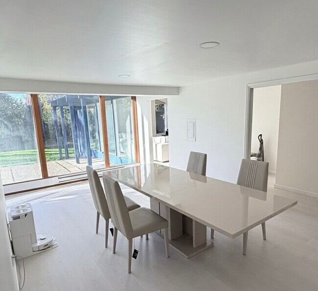 Building Photo - 7650 SE 41st St