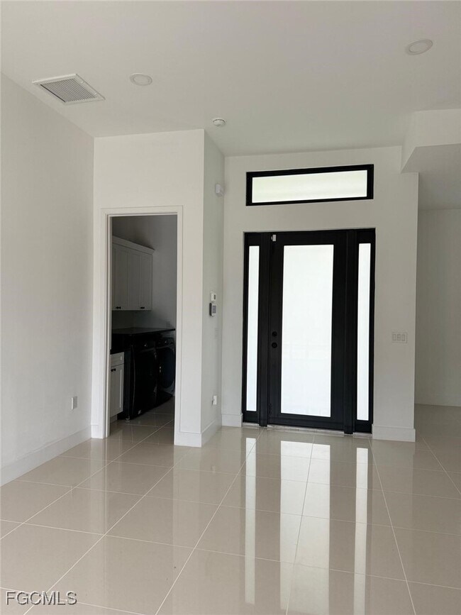 Building Photo - 505 E 8th St