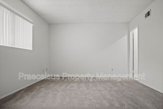 Building Photo - 1696 Shooting Star Ct