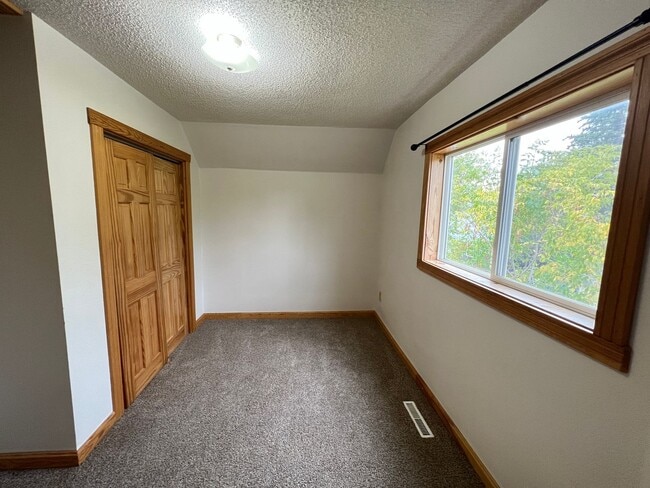 Building Photo - Spacious 3bd/2ba - AVAILABLE NOVEMBER!