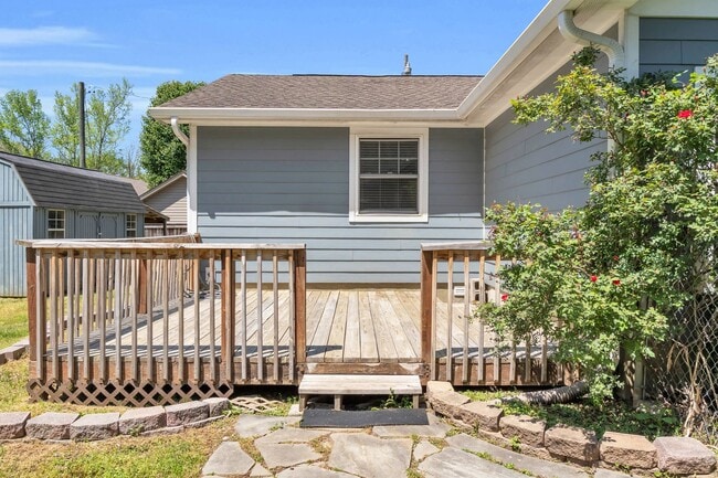 Building Photo - Beautiful Red Bank Home!
