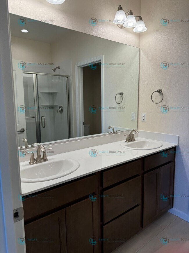 Building Photo - 3-Bedroom 2.5 Bathroom 2 car garage Condo in Carson City