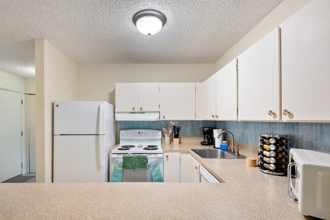 Building Photo - 2348 S Vermont St