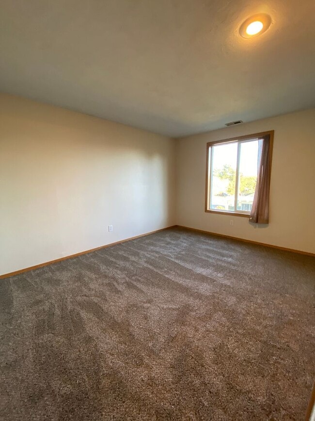 Building Photo - Spacious & Updated 4 Bedroom 2.5 Bath In H...