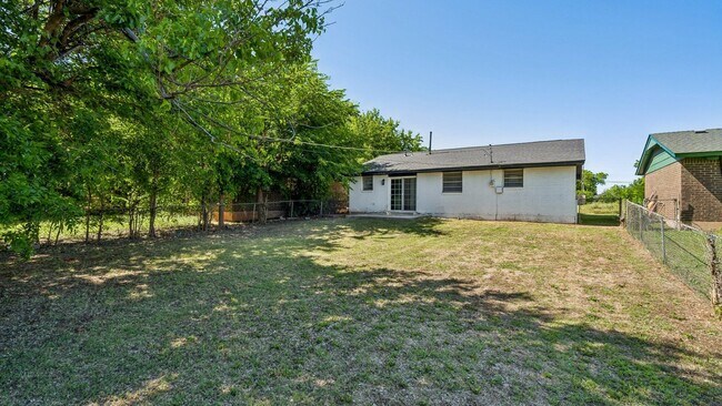 Building Photo - Charming 3 Bedroom Home +BONUS Room with Spacious Backyard