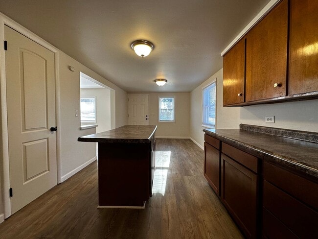 Building Photo - Recently Renovated 3 Bedroom 1 Bath Single...