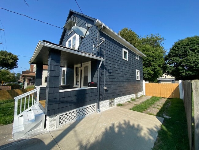 Building Photo - ? Comfortable 3-Bedroom, 1.5-Bathroom Home...