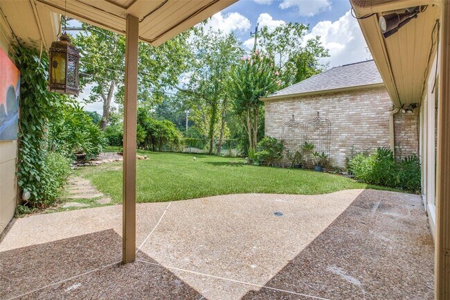 Building Photo - 211 Briarpark Dr