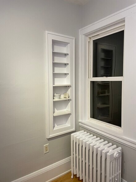 Building Photo - 320 E 5th St